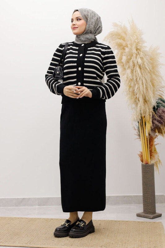 Strickjacke gestreift mit Knöpfen / Schwarz