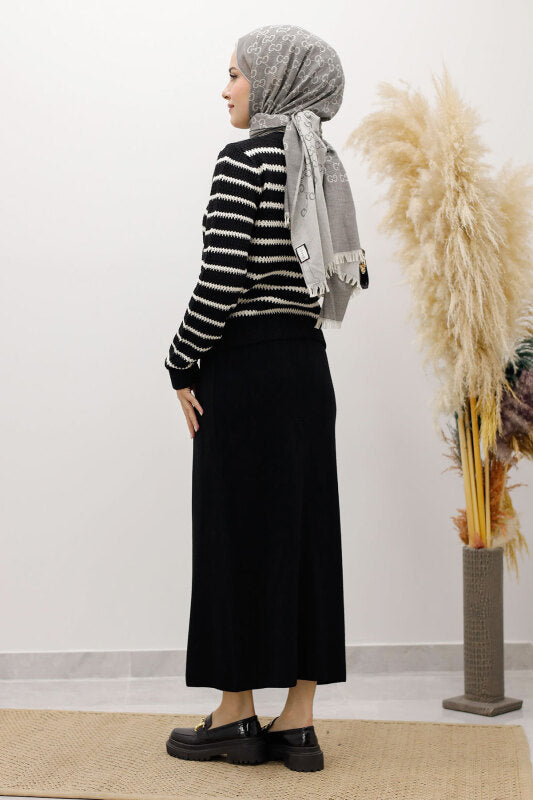 Strickjacke gestreift mit Knöpfen / Schwarz