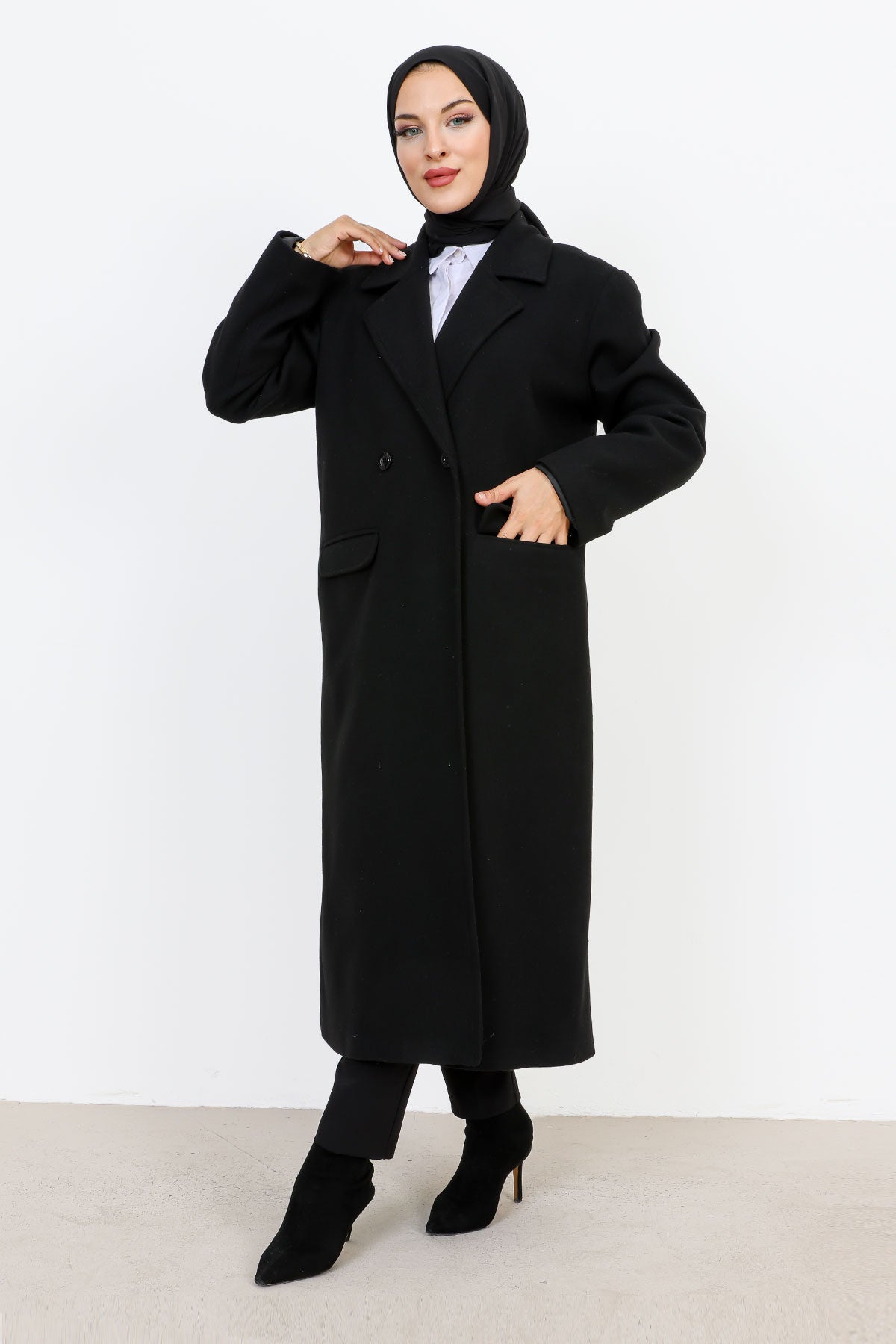 Kaschmirmantel mit Abdecktaschen / Schwarz