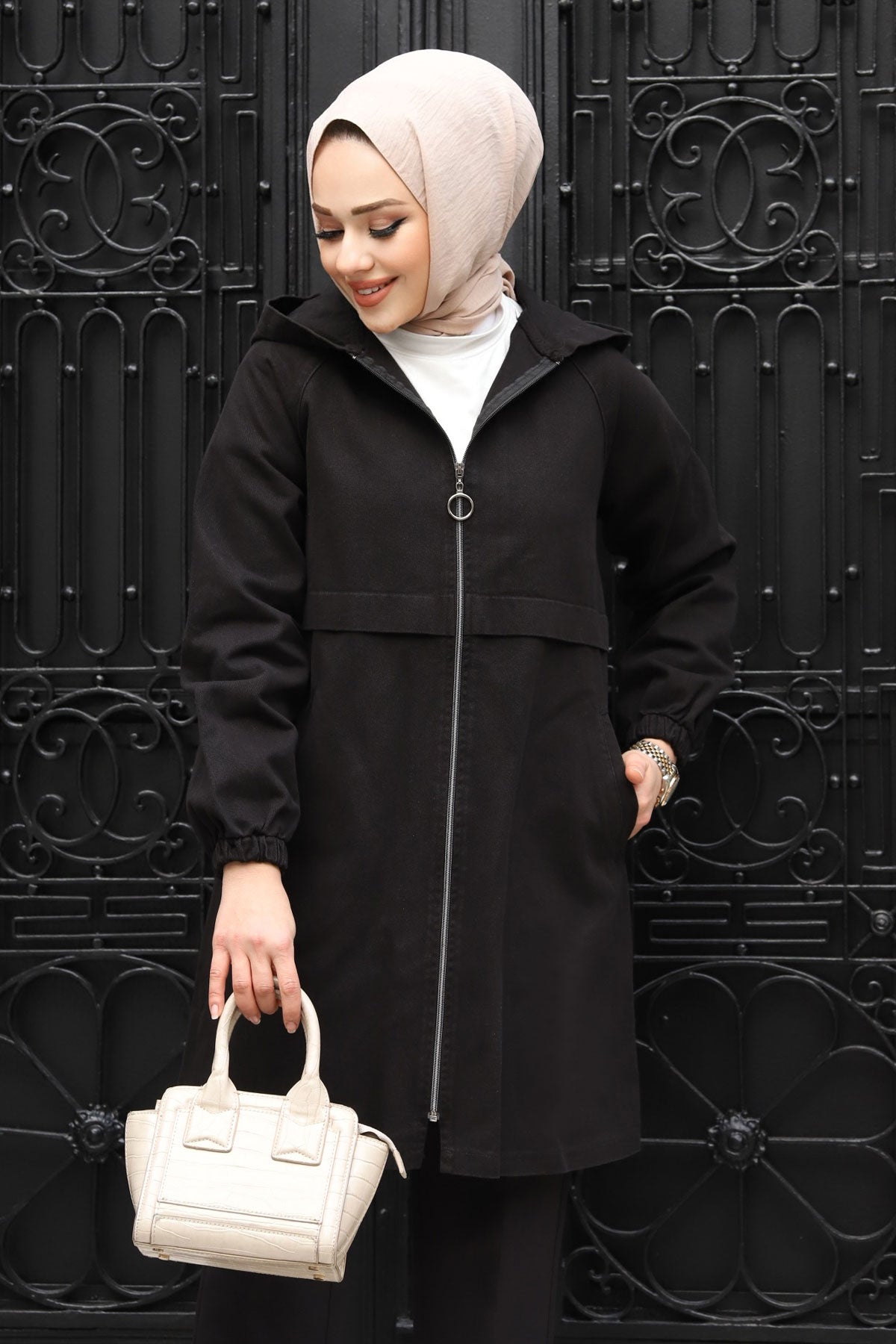 Jeansjacke mit Kapuze / Schwarz