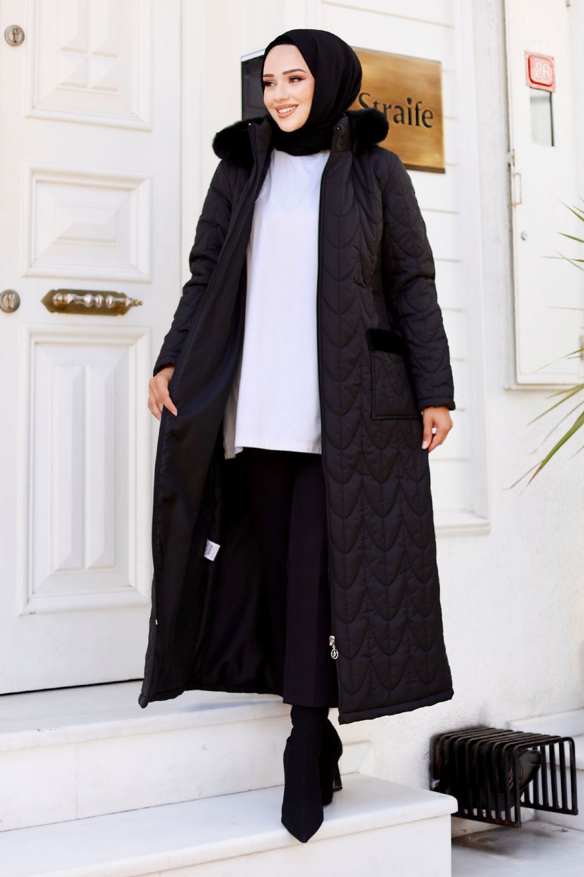 Puffer-Jacke mit Pelzkapuze und Pelztaschen / Schwarz