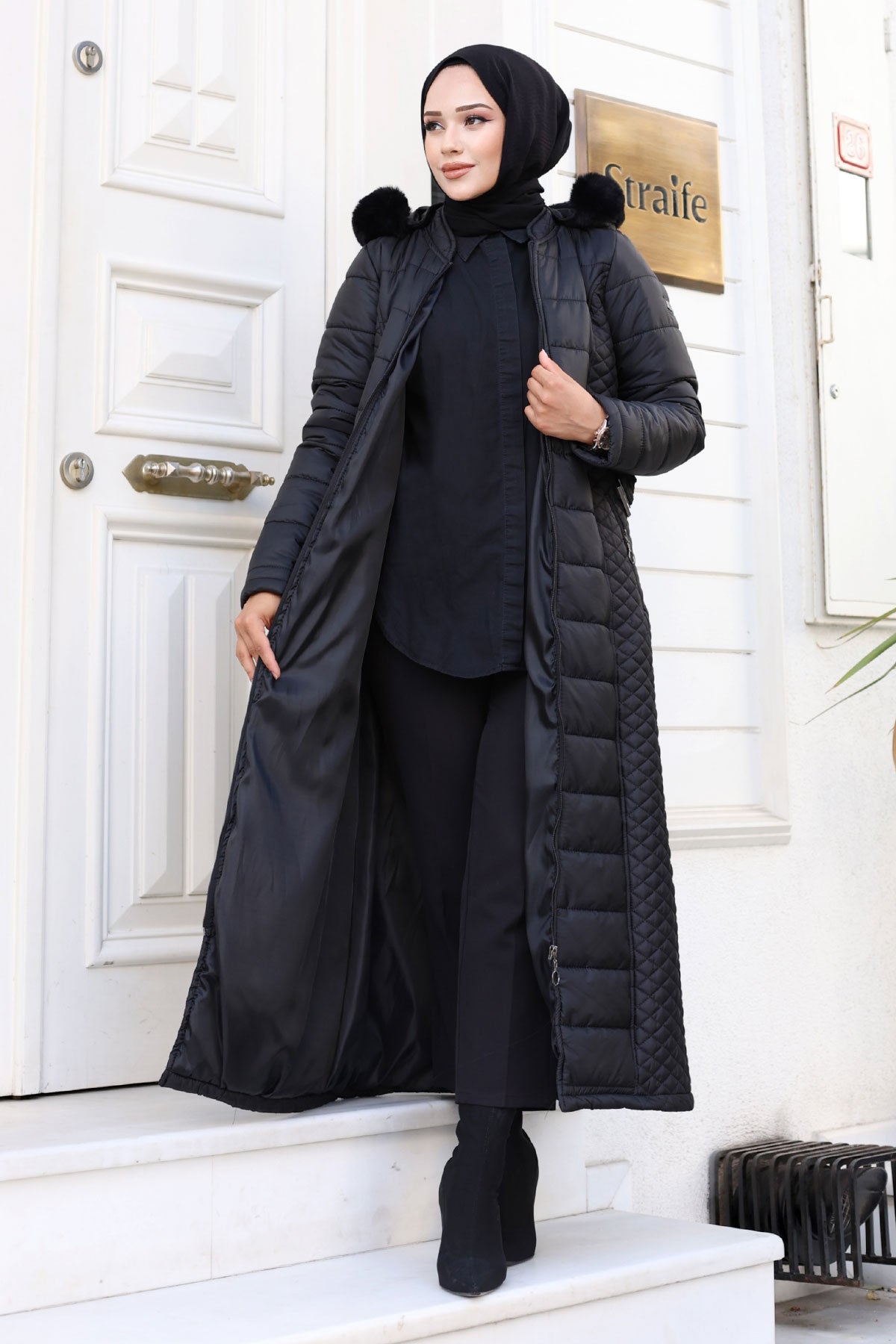 Puffer-Jacke mit Pelzkapuze / Schwarz