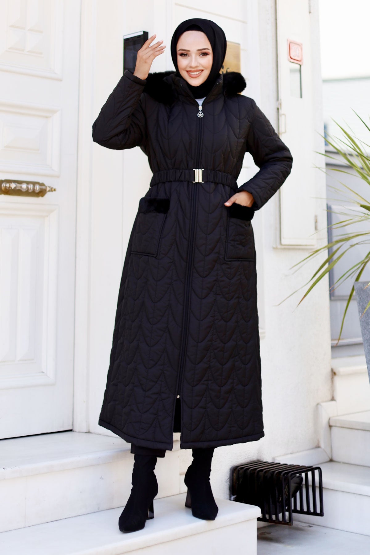 Puffer-Jacke mit Pelzkapuze und Pelztaschen / Schwarz