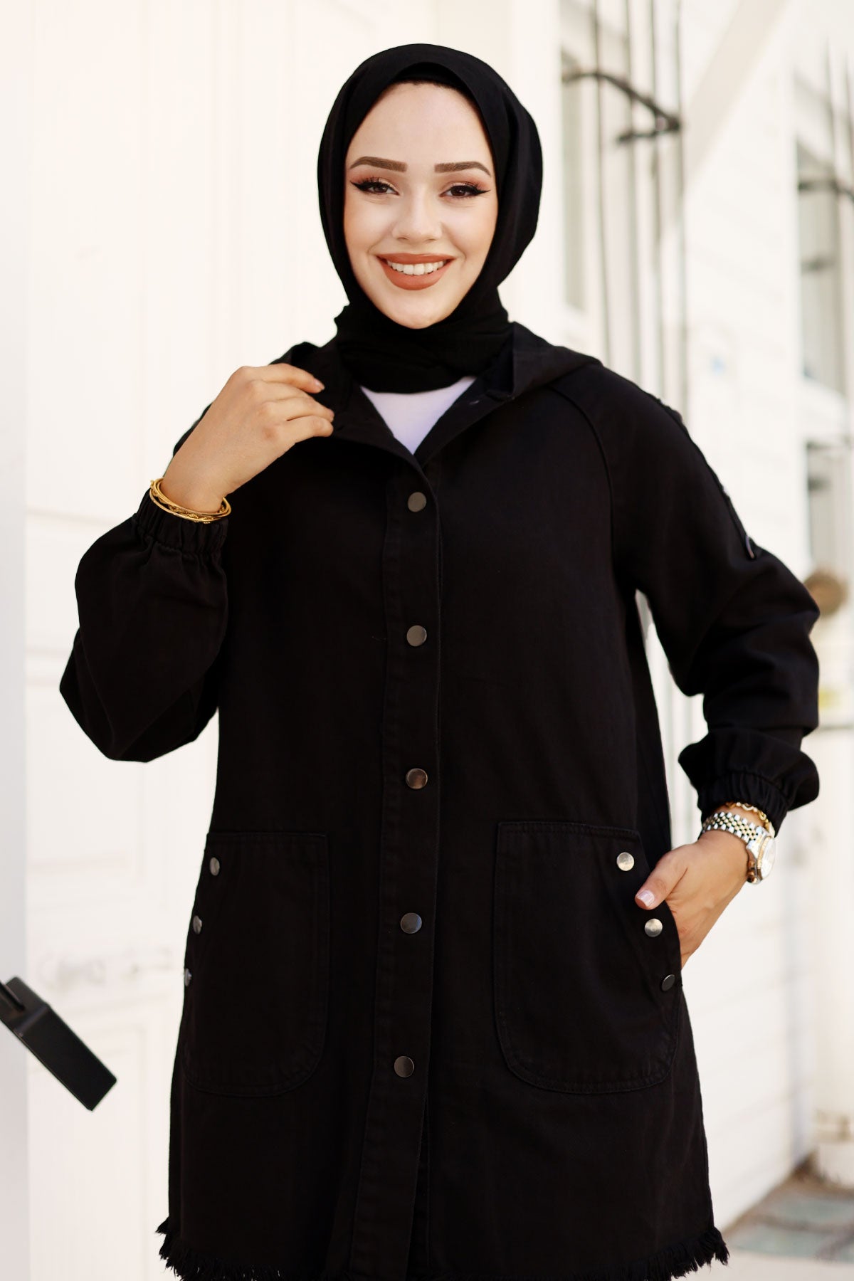 Jeansjacke kurz mit Knöpfe und Kapuze / Schwarz