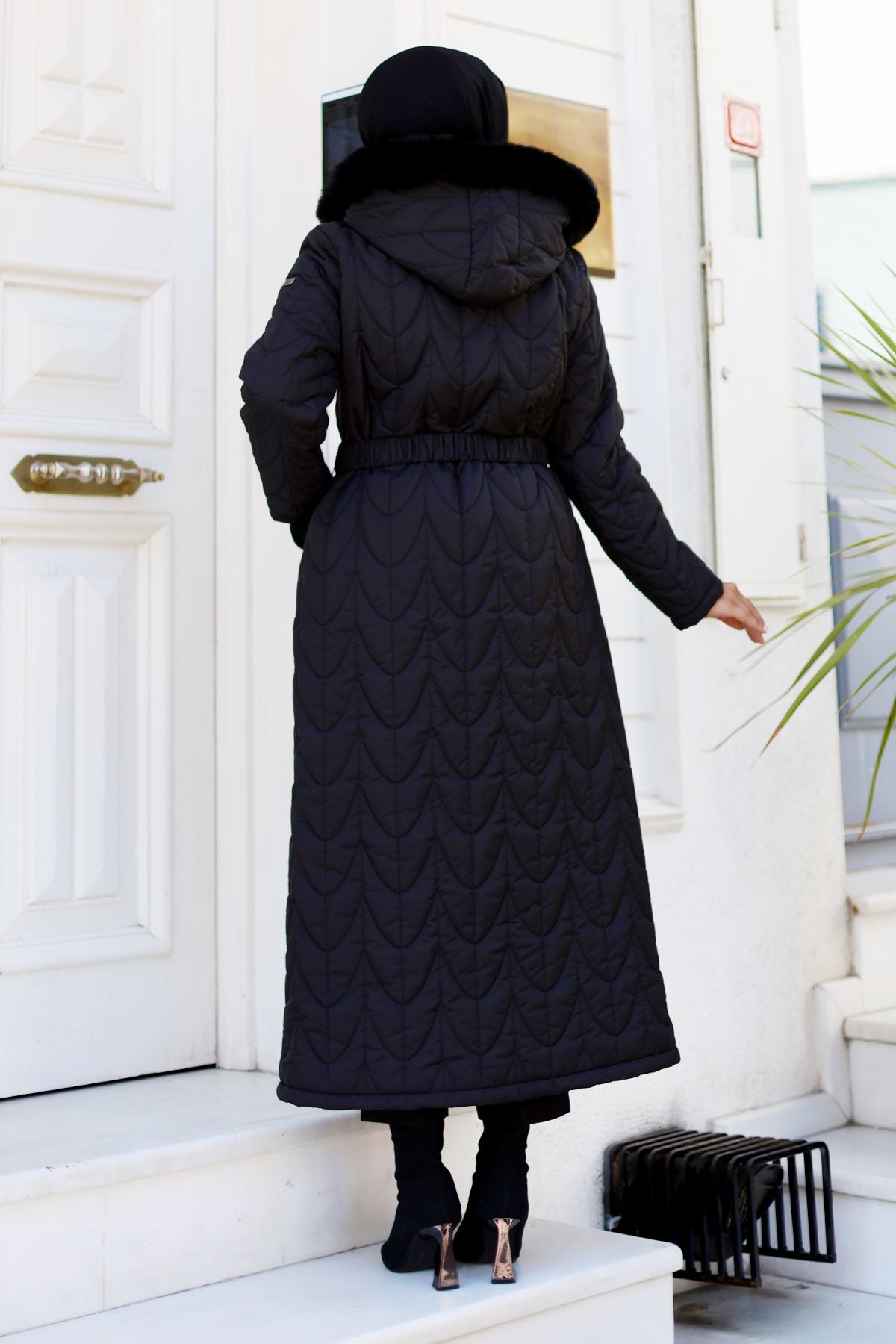 Puffer-Jacke mit Pelzkapuze und Pelztaschen / Schwarz