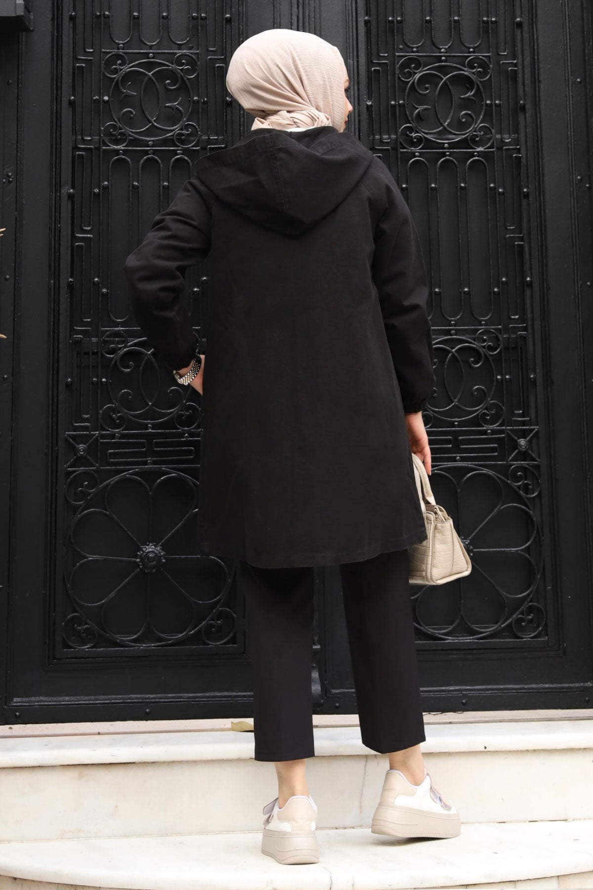 Jeansjacke mit Kapuze / Schwarz