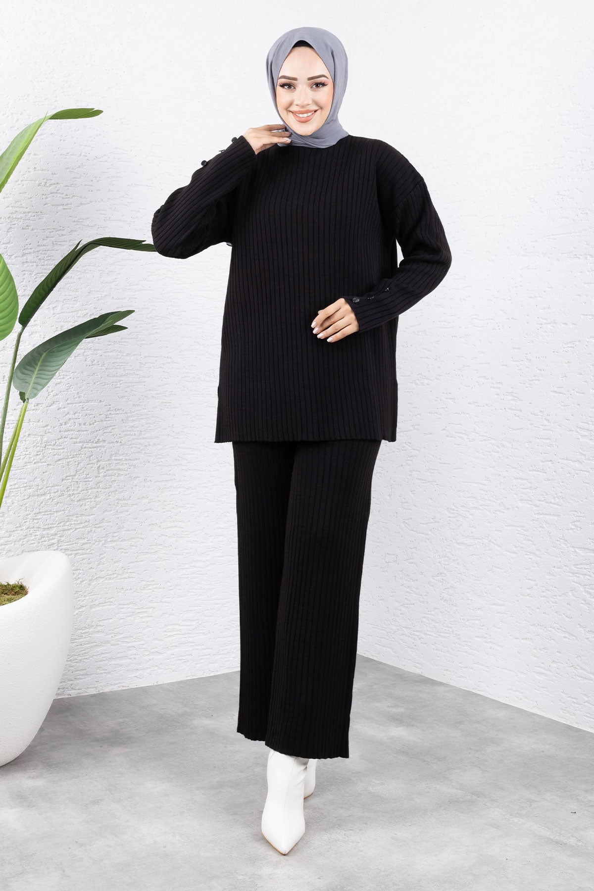 Strickanzug mit Knopfdetail am Ärmeln / Schwarz
