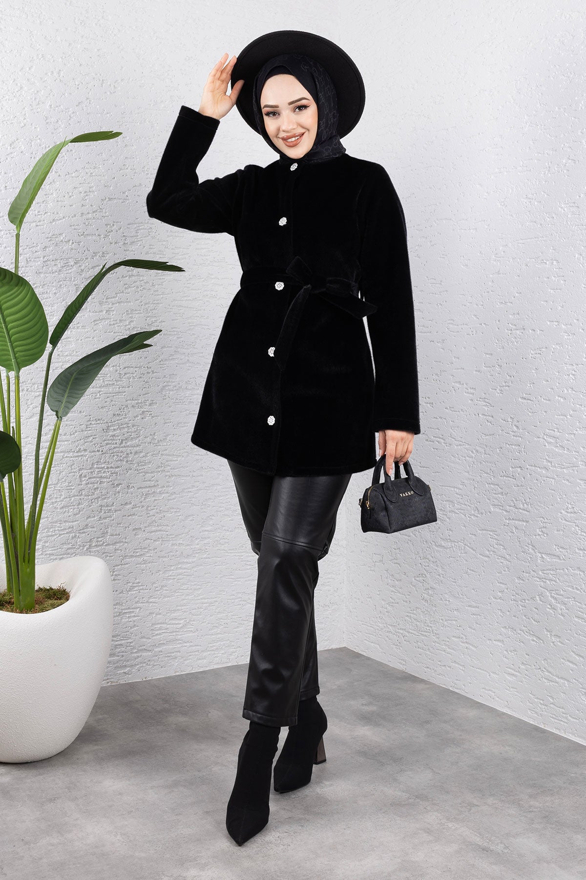 Flauschige Jacke mit Knöpfen / Schwarz