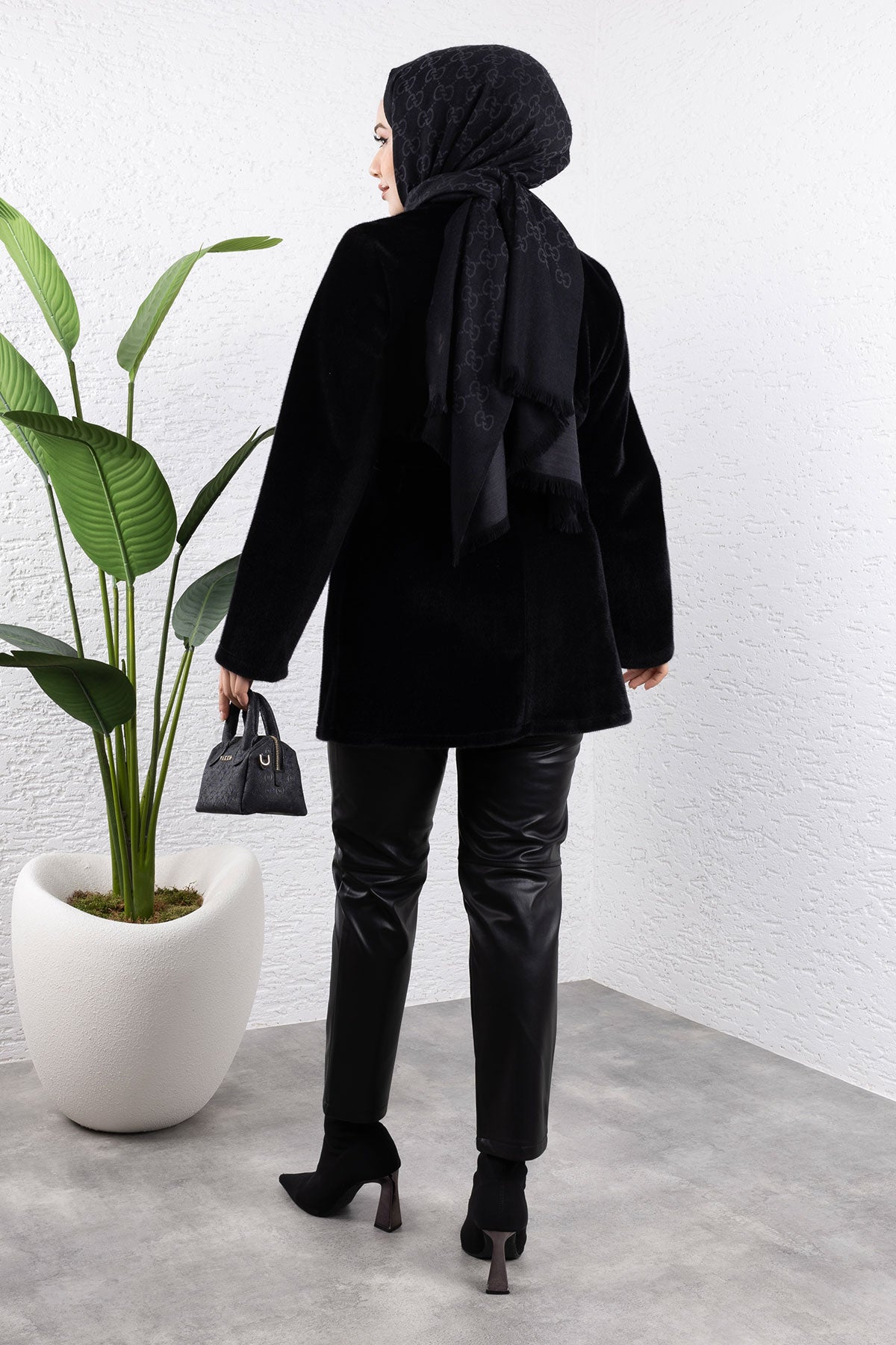 Flauschige Jacke mit Knöpfen / Schwarz