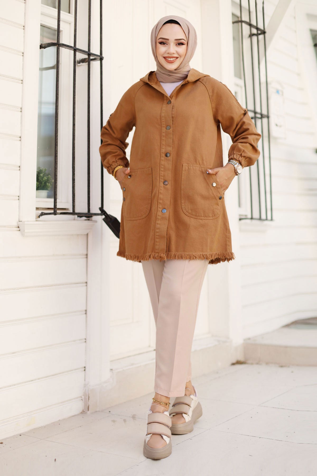 Jeansjacke kurz mit Knöpfe und Kapuze / Camel