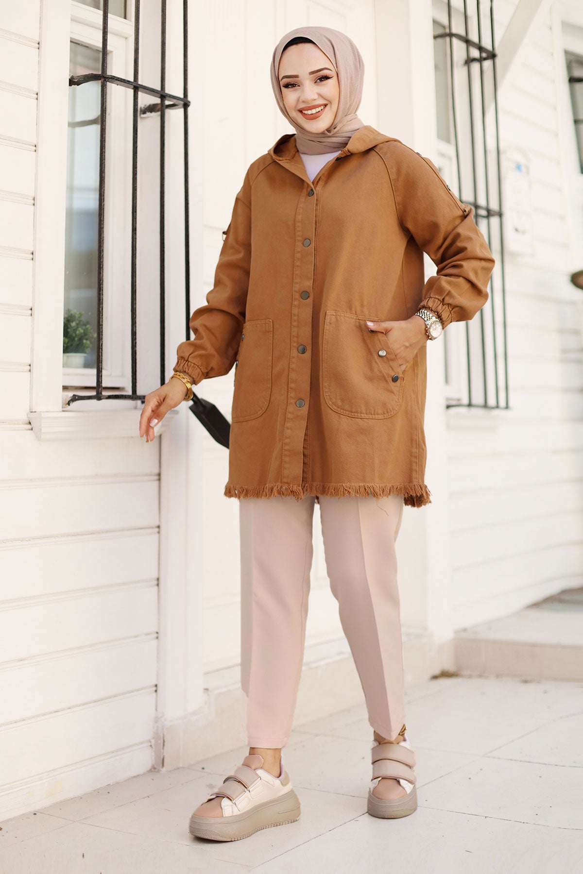 Jeansjacke kurz mit Knöpfe und Kapuze / Camel