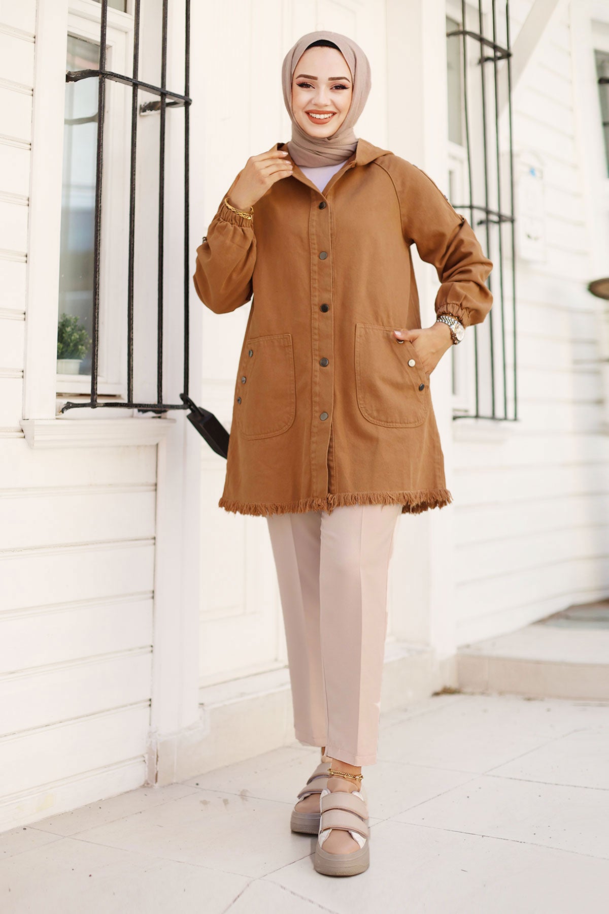 Jeansjacke kurz mit Knöpfe und Kapuze / Camel