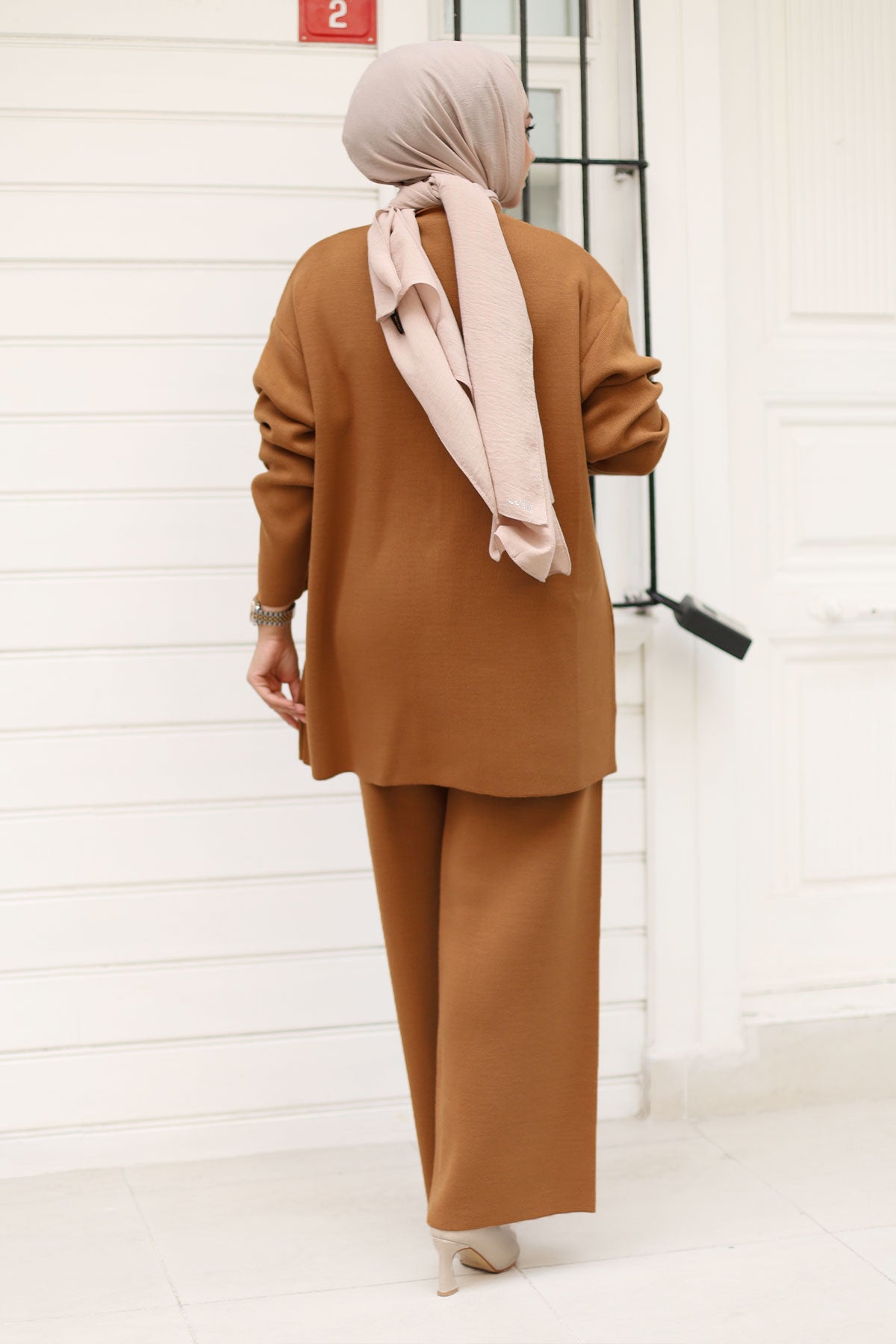 Strick-Cardigan-Anzug mit Steinknöpfen / Camel