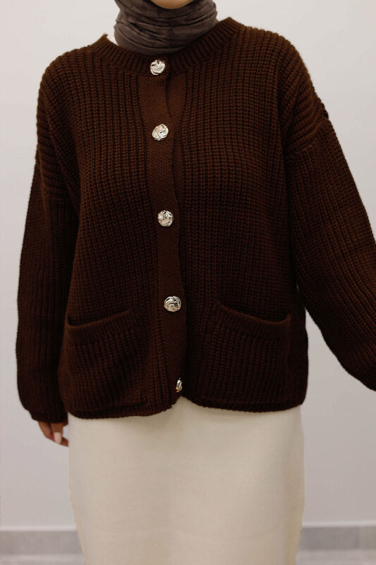 Strickjacke mit Taschen und Knöpfen / Braun