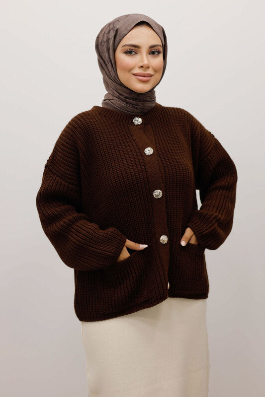 Strickjacke mit Taschen und Knöpfen / Braun