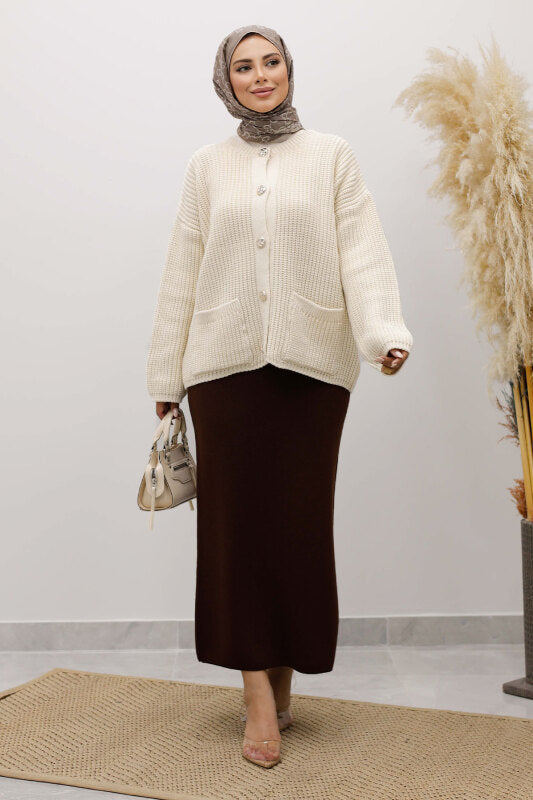 Strickjacke mit Taschen und Knöpfen / Beige