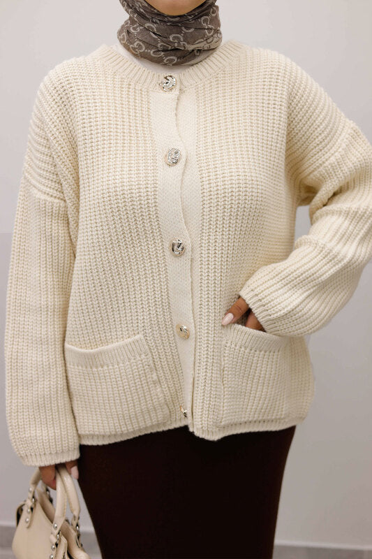 Strickjacke mit Taschen und Knöpfen / Beige