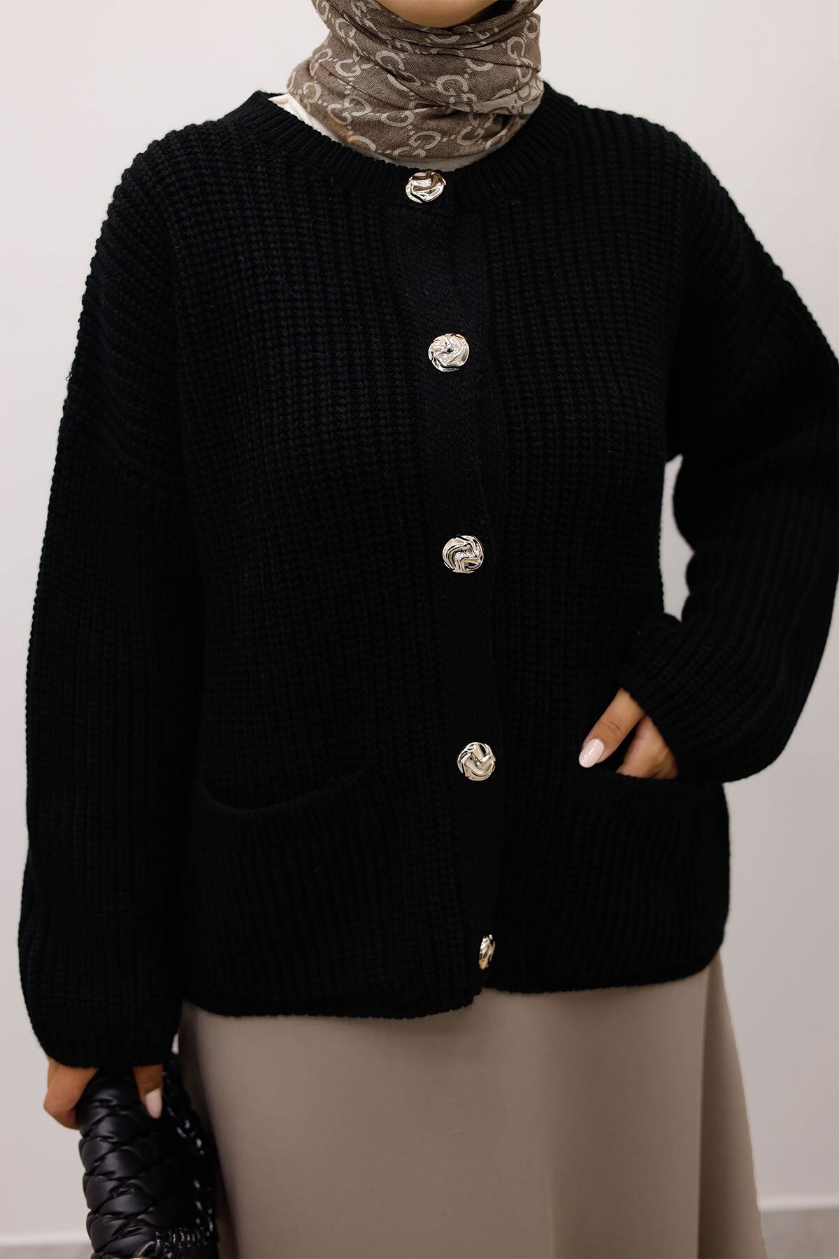 Strickjacke mit Taschen und Knöpfen / Schwarz