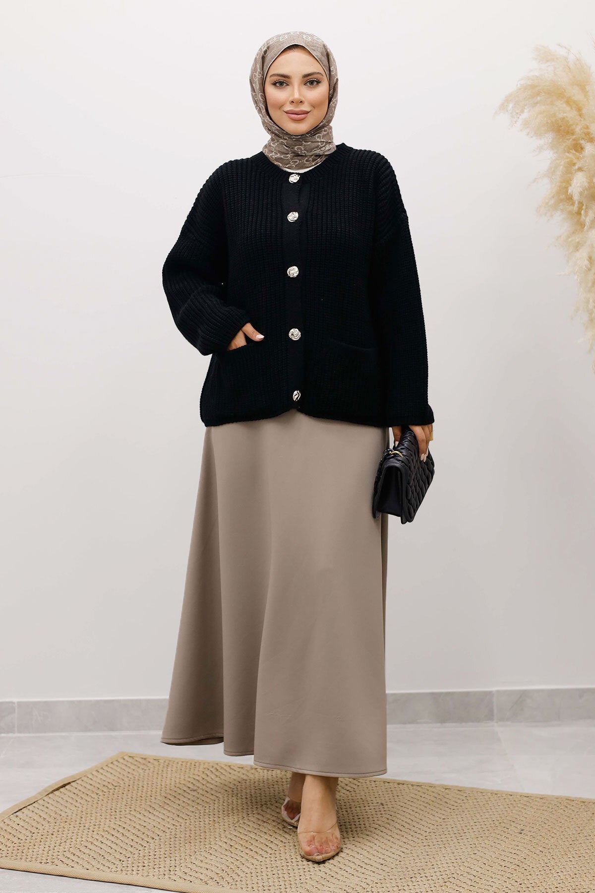 Strickjacke mit Taschen und Knöpfen / Schwarz