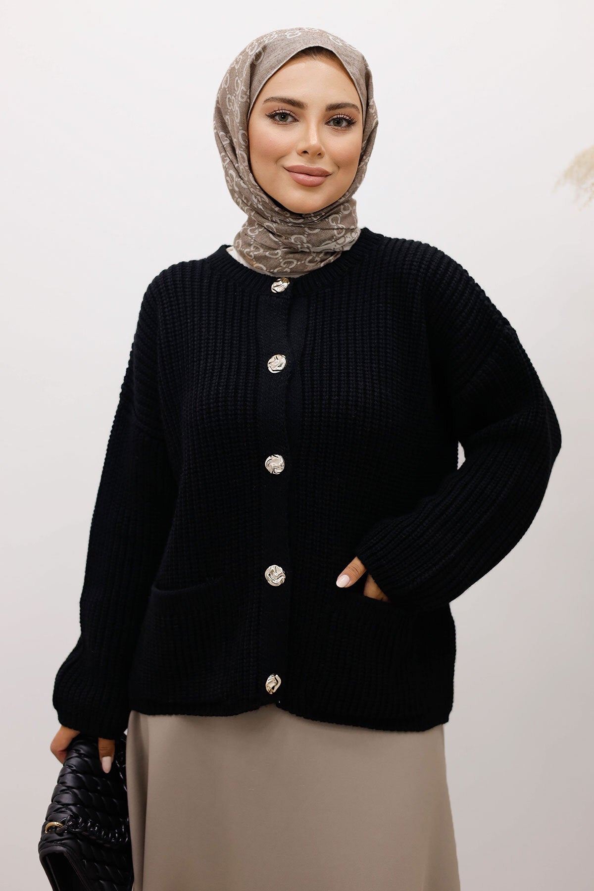 Strickjacke mit Taschen und Knöpfen / Schwarz