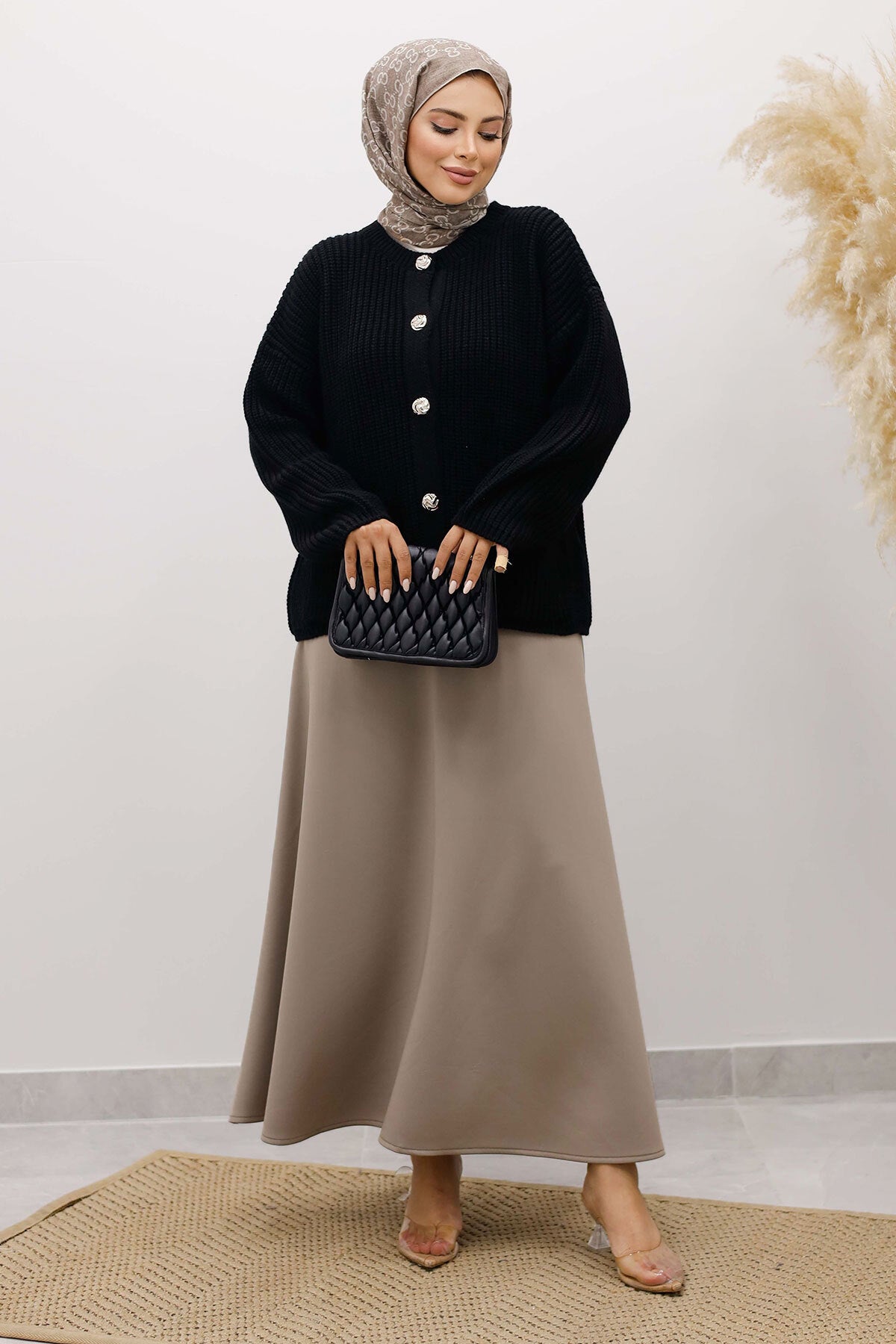 Strickjacke mit Taschen und Knöpfen / Schwarz