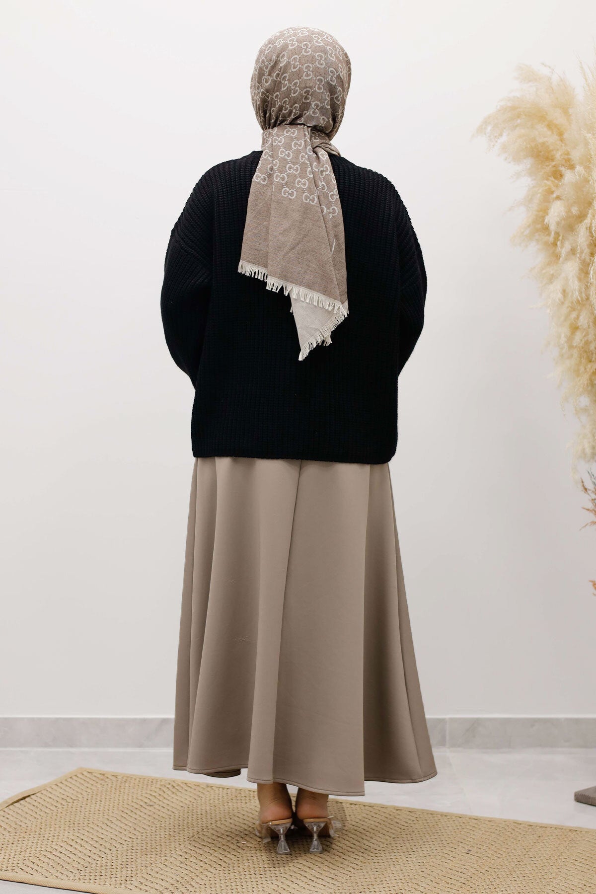 Strickjacke mit Taschen und Knöpfen / Schwarz