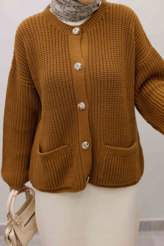 Strickjacke mit Taschen und Knöpfen / Camel