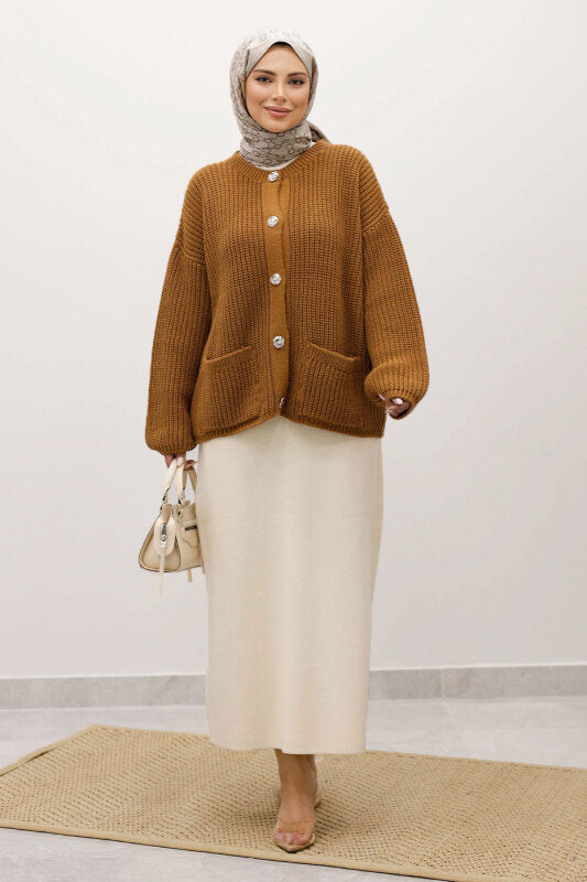 Strickjacke mit Taschen und Knöpfen / Camel