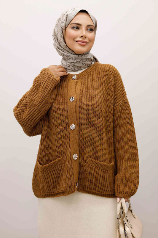 Strickjacke mit Taschen und Knöpfen / Camel