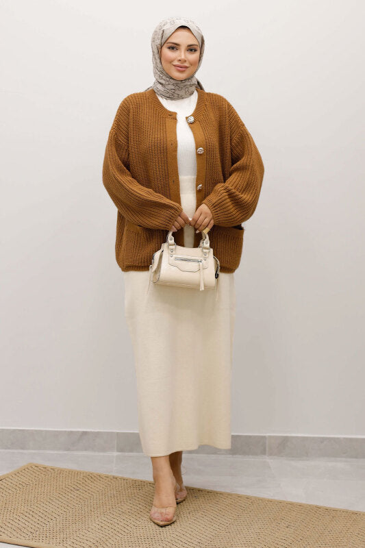 Strickjacke mit Taschen und Knöpfen / Camel
