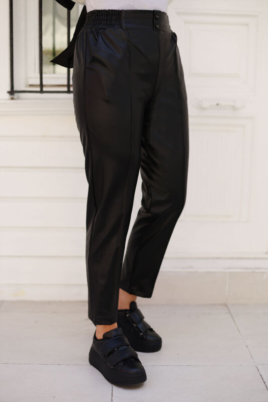 Bundfaltenlederhose mit Knöpfen und Taschen