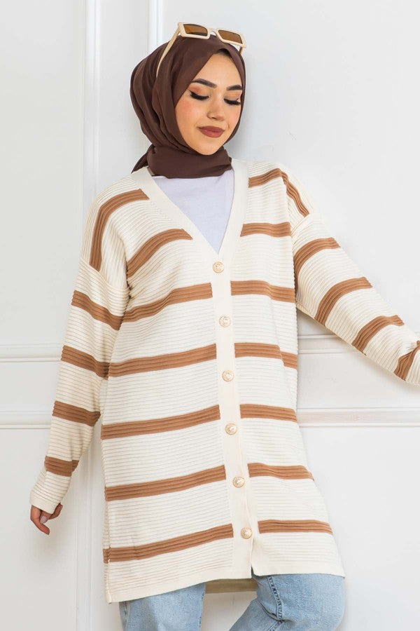 Strickjacke gerippt mit Knöpfen und Streifen / Camel