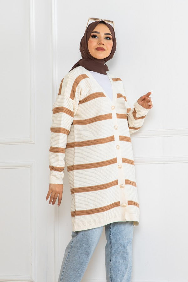 Strickjacke gerippt mit Knöpfen und Streifen / Camel