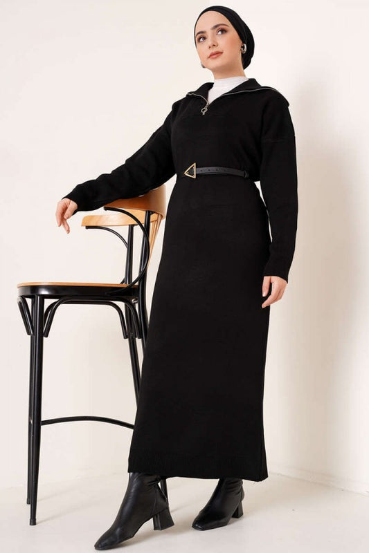 Strickkleid mit Halbreißverschluss / Schwarz