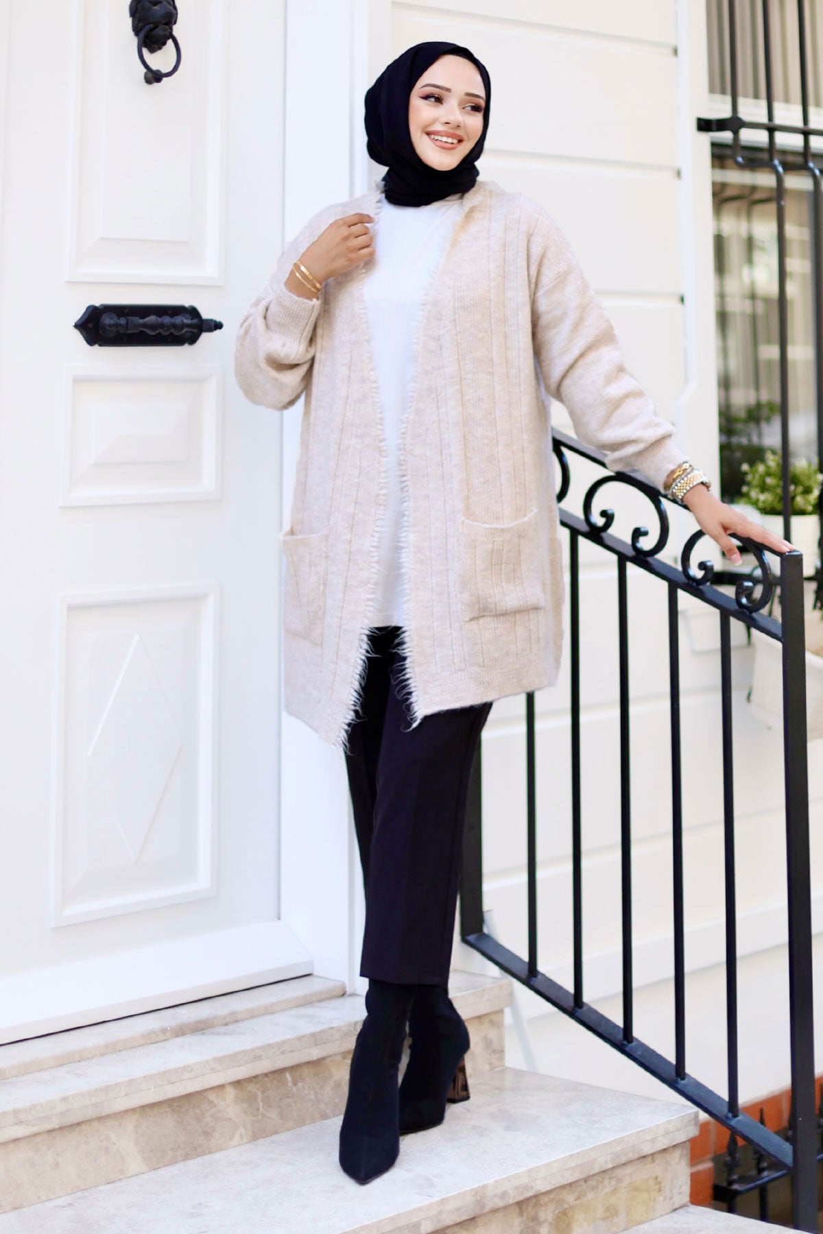 Strickjacke mit Quasten und Taschen / Beige