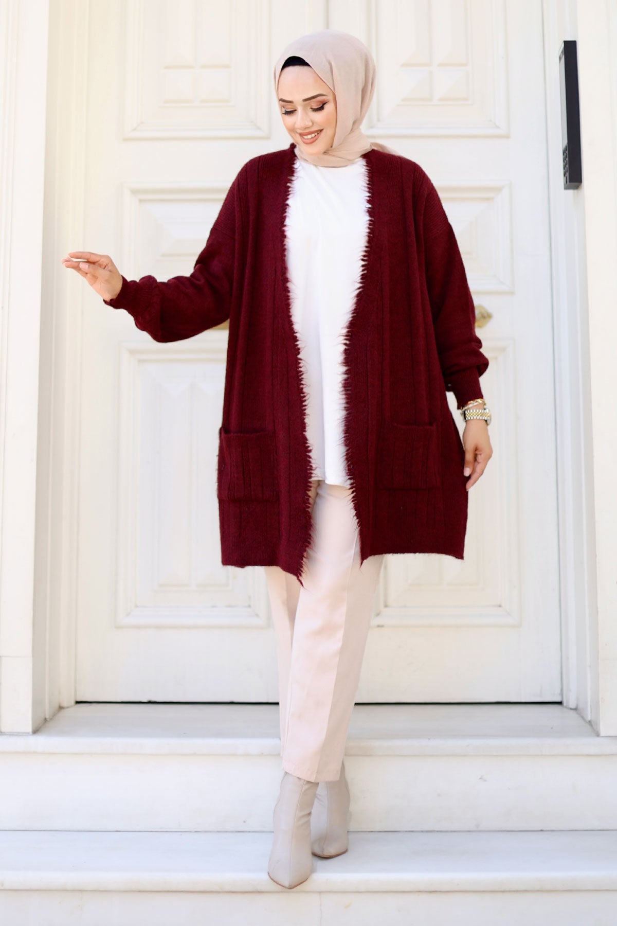 Strickjacke mit Quasten und Taschen / Bordeaux