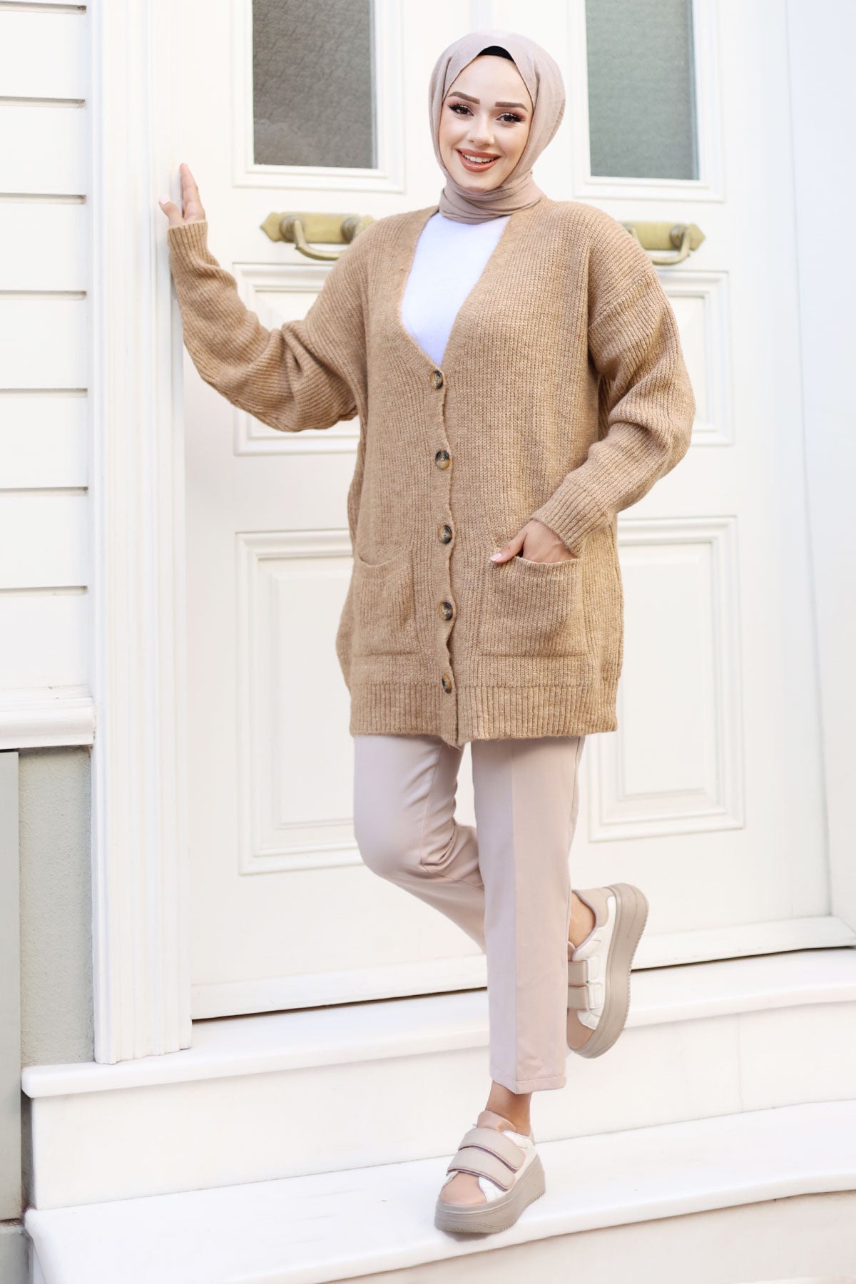 Strickjacke mit Knöpfen und Taschen / Camel