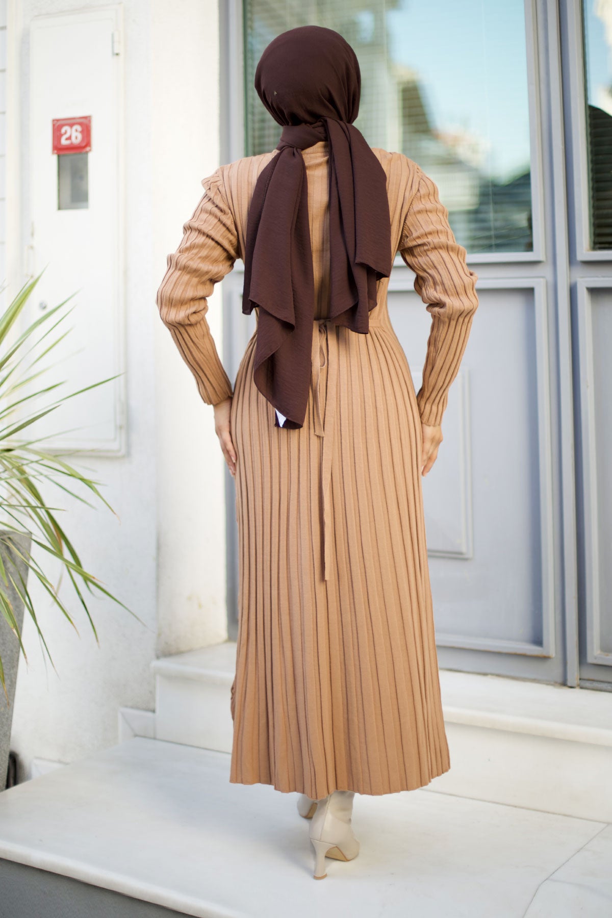 geripptes Strickkleid mit Rundhalsausschnitt / Camel