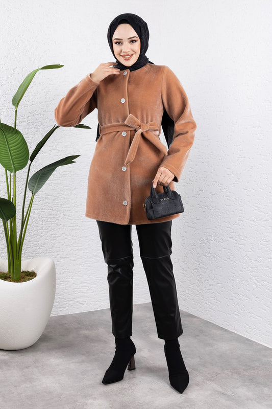 Flauschige Jacke mit Knöpfen / Camel