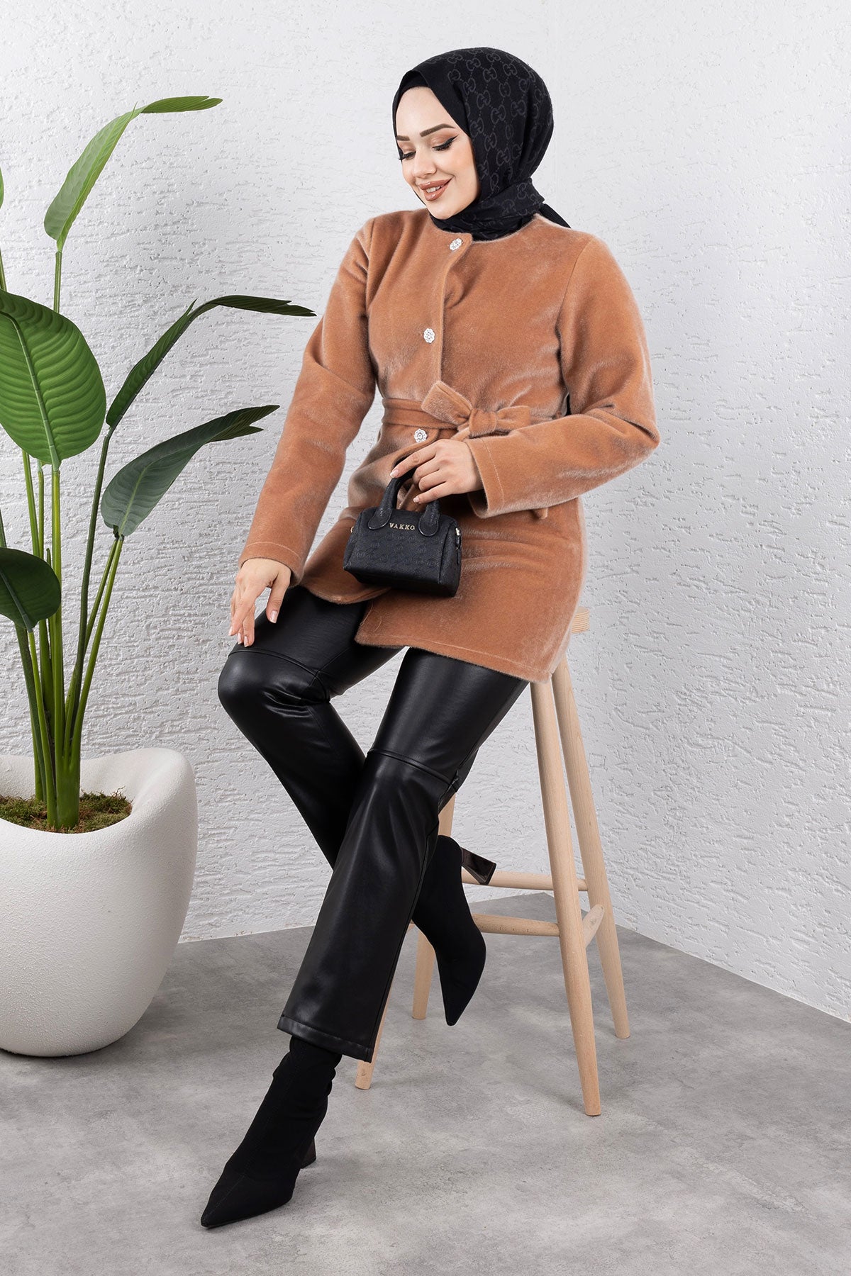 Flauschige Jacke mit Knöpfen / Camel