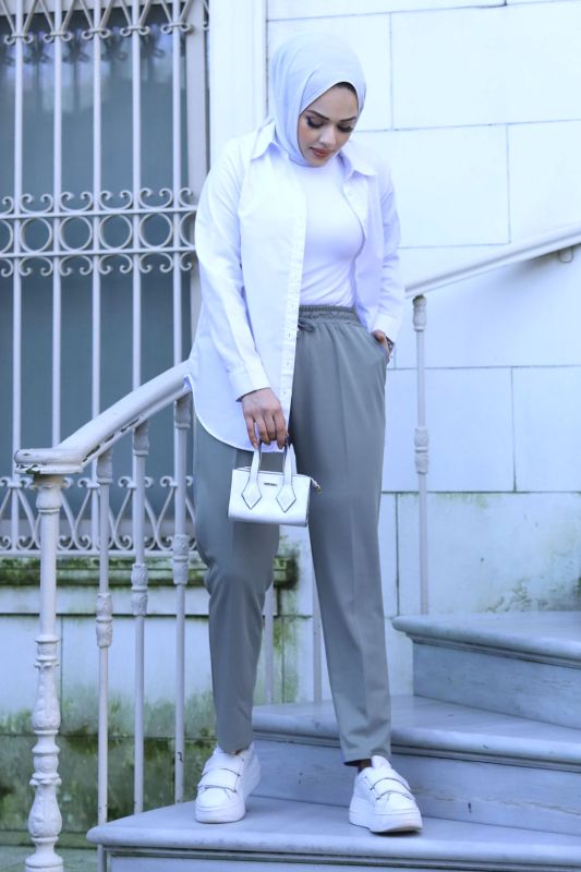 Bleistifthose mit Taschen und elastischer Taille / Grau