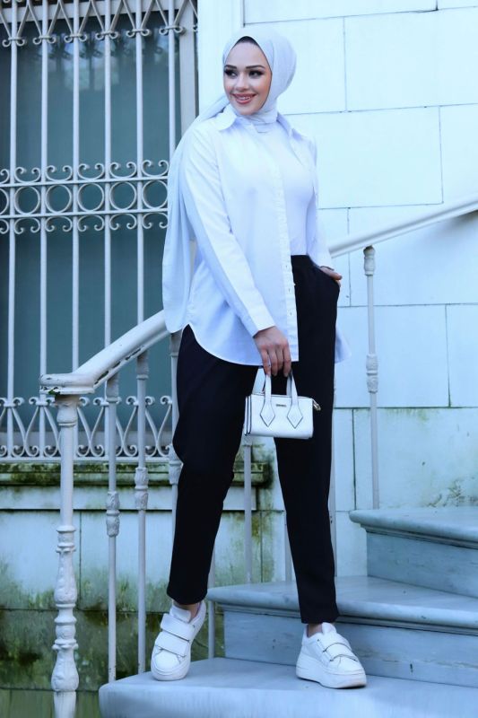 Bleistifthose mit Taschen und elastischer Taille / Schwarz