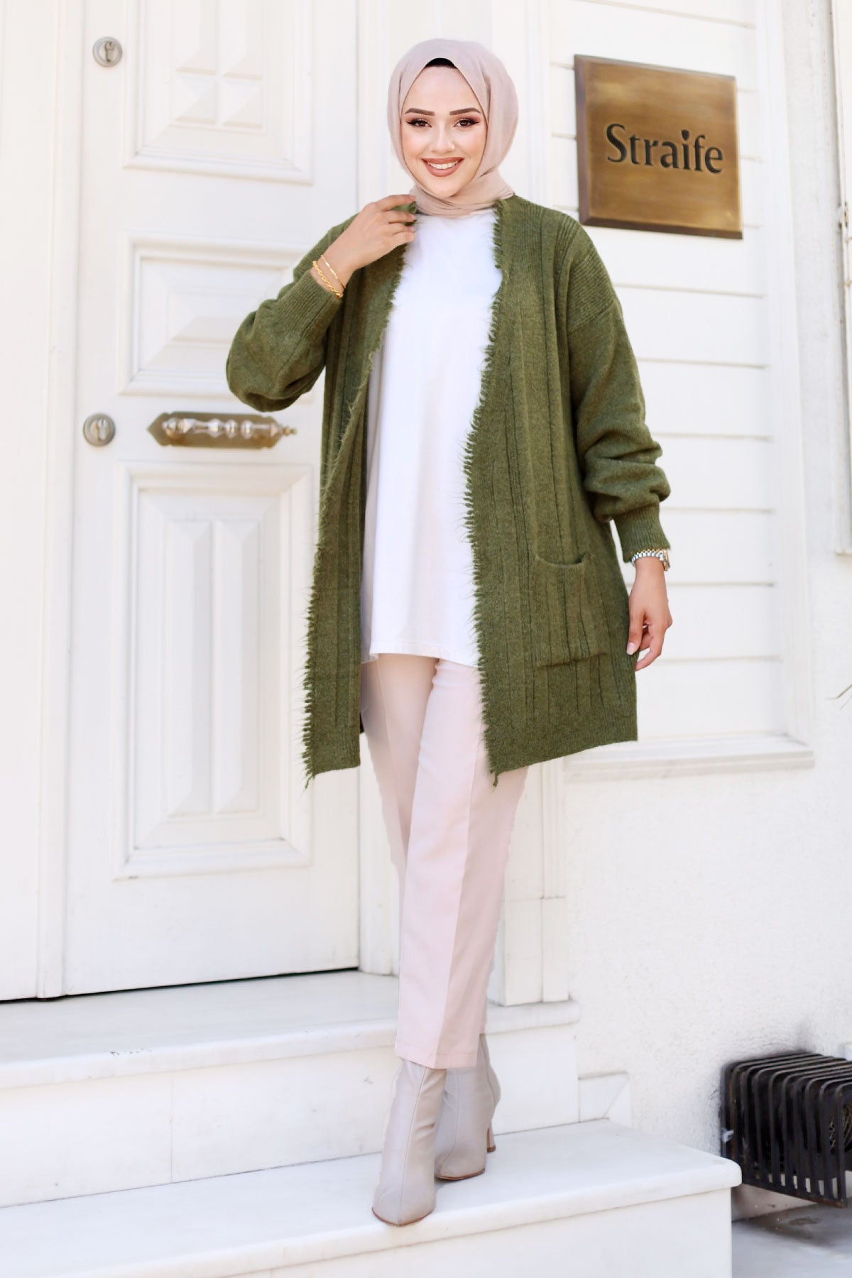 Strickjacke mit Quasten und Taschen / Khaki