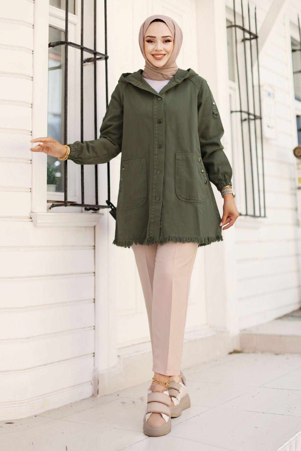 Jeansjacke kurz mit Knöpfe und Kapuze / Khaki