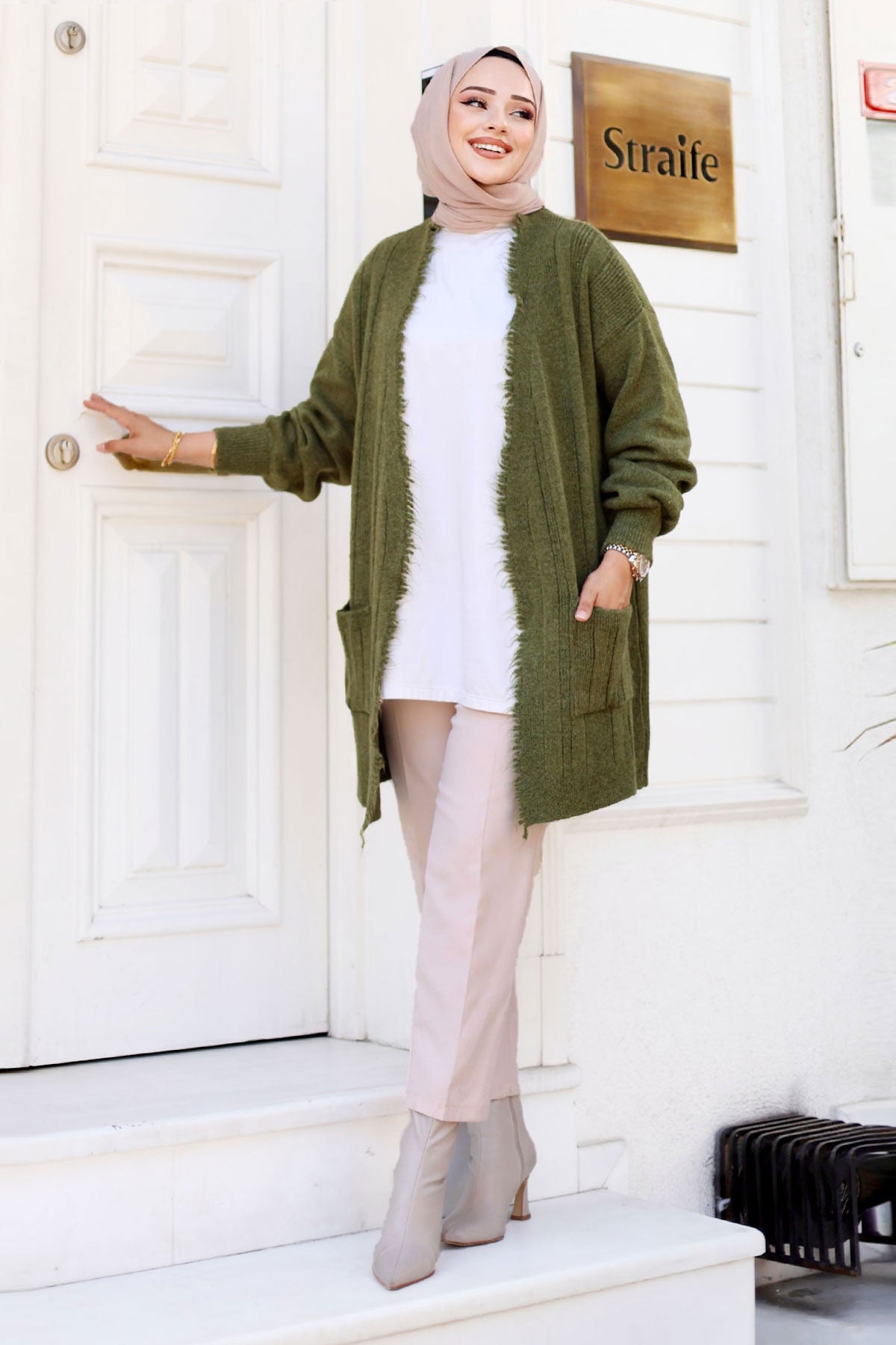 Strickjacke mit Quasten und Taschen / Khaki