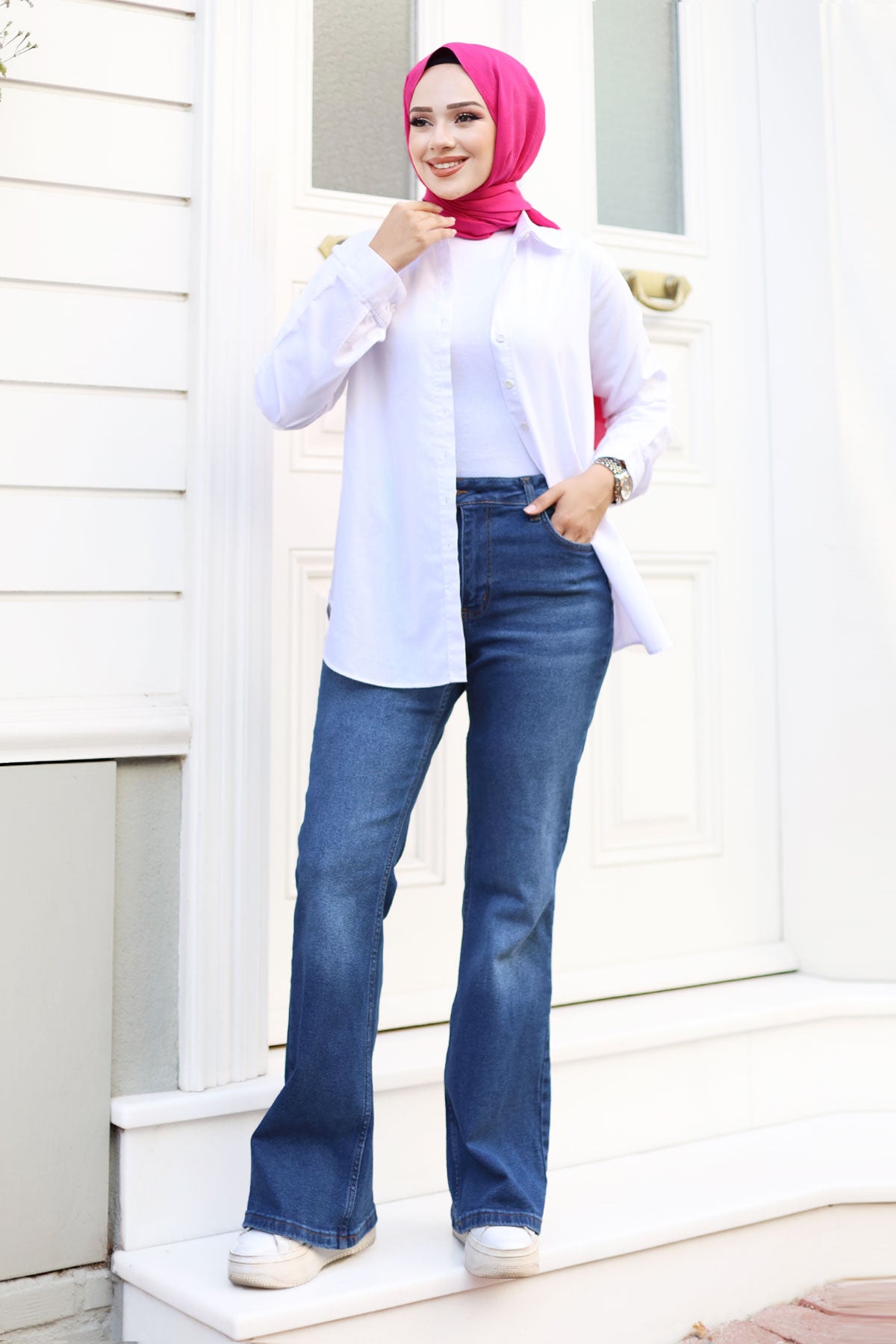 Schlagjeans mit versteckter Knopf / Jeans dunkel