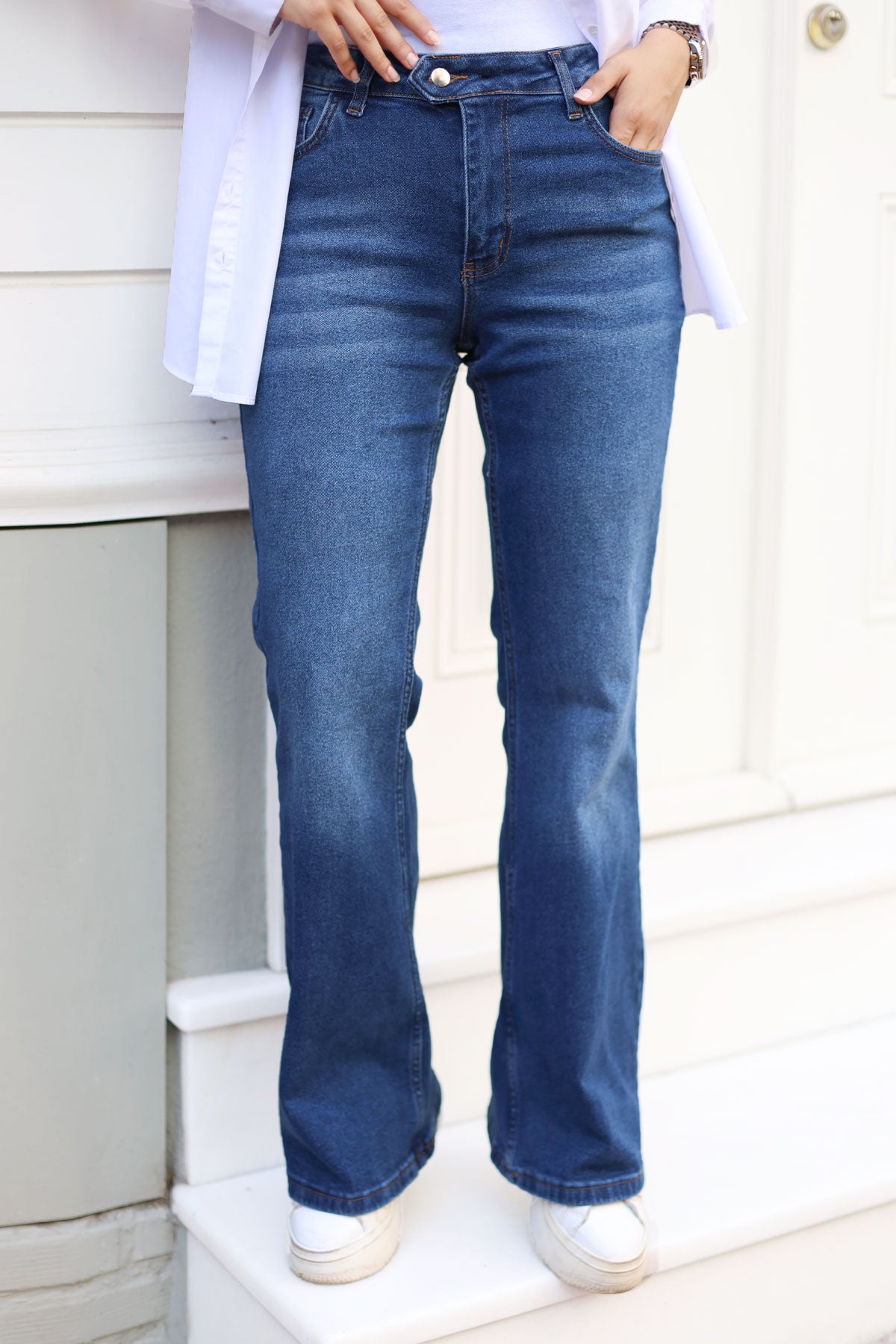 Schlagjeans mit versteckter Knopf / Jeans dunkel