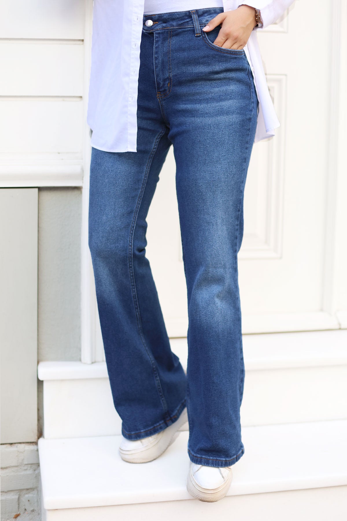 Schlagjeans mit versteckter Knopf / Jeans dunkel