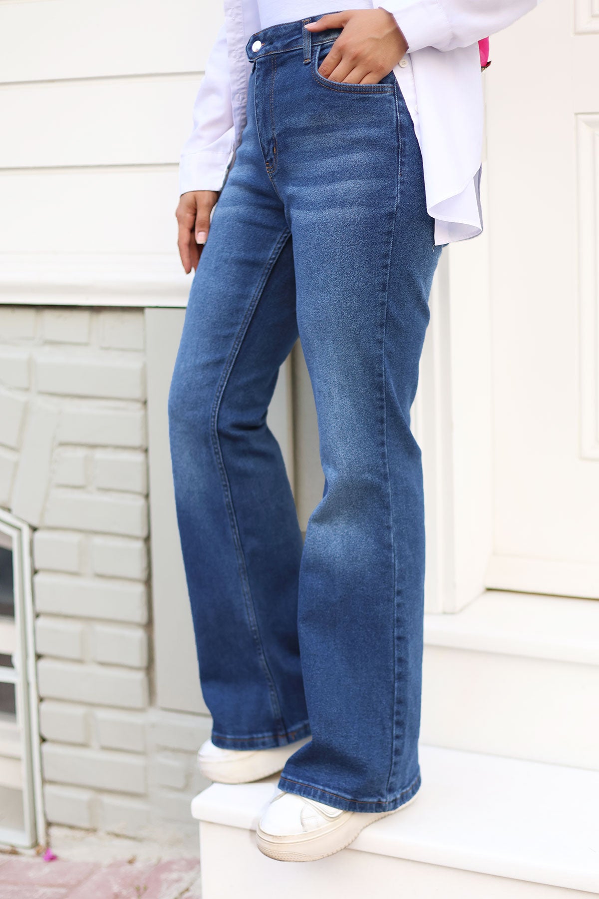 Schlagjeans mit versteckter Knopf / Jeans dunkel