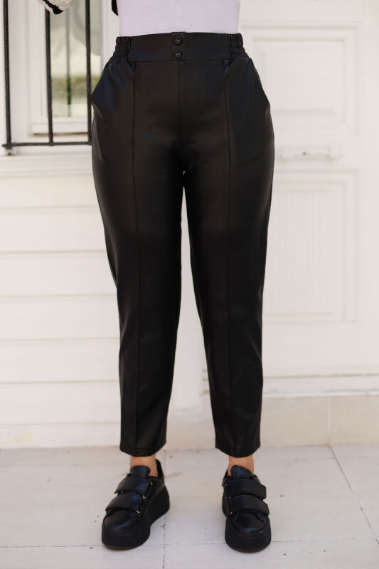 Bundfaltenlederhose mit Knöpfen und Taschen / Schwarz